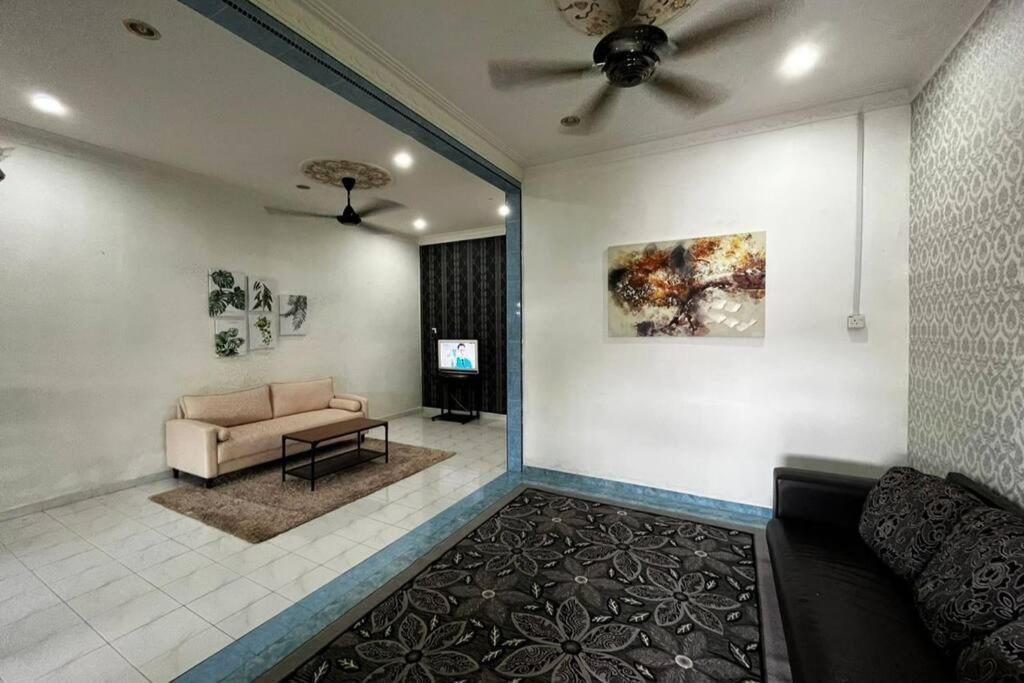 Manjung Modern + Cozy Terrace Home Lumut Exterior photo